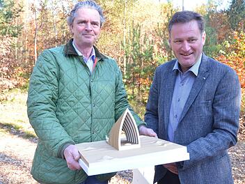 Heinrich Graf zu Ortenburg (links) und Architekt Gerhard Sacher präsentieren das Modell des künftigen Andachtsraumes.Rainer Lutz