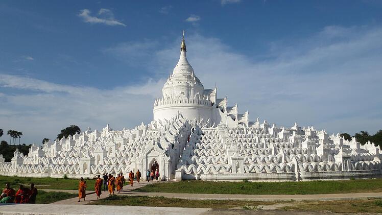 Die weiße Pagode von Mingun. Pagoden sind  turmartige Bauwerke - und typisch für die ostasiatische Traditionsarchitektur.