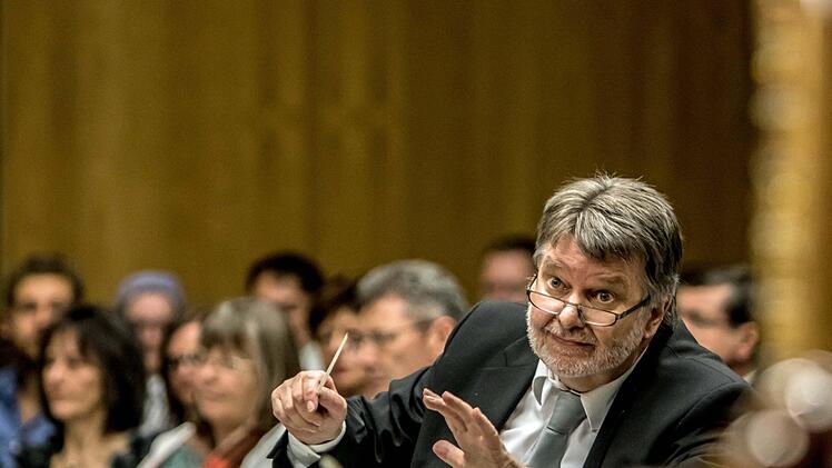 Hans Stähli dirigiert das Sinfoniekonzert der Musikfreunde Neustadt am Amstag.Foto: Archiv/Jochen Berger