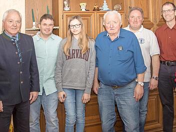 Im Kreise seiner Familienangehörigen und der Vereinsvertreter feierte Erich Tischer 80. Geburtstag. Zu den Gratulanten gehörten auch Bürgermeister Helmut Fischer und Pfarrer Roland Höhr. Foto: Klaus Gagel