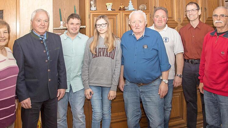 Im Kreise seiner Familienangehörigen und der Vereinsvertreter feierte Erich Tischer 80. Geburtstag. Zu den Gratulanten gehörten auch Bürgermeister Helmut Fischer und Pfarrer Roland Höhr. Foto: Klaus Gagel