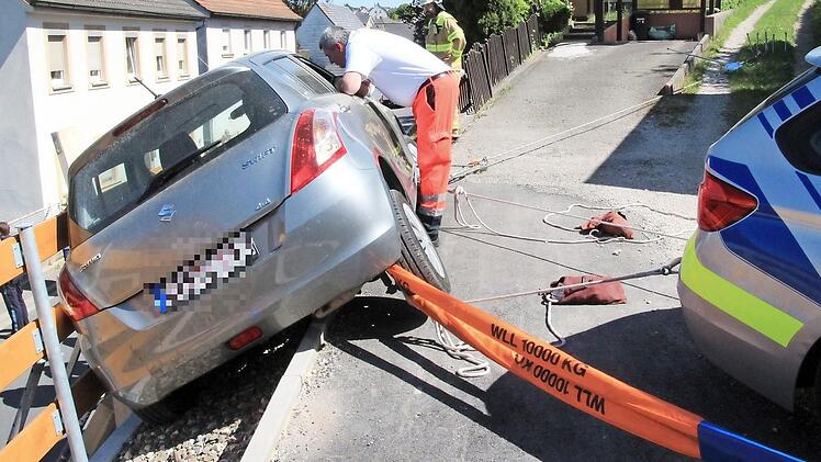 Die Fahrerin konnte den Wagen für zwei Stunden nicht verlassen.