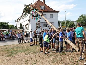 Der Baum wird aufgestellt unter dem Kommando von Sebastian Schwarzmann.  Foto: Mathias Erlwein