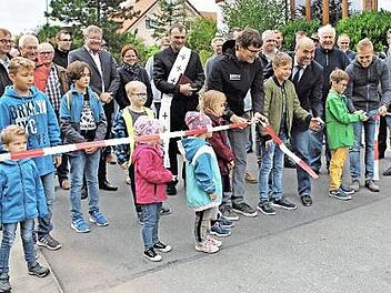 Schlüsselfelds Bürgermeister Johannes Krapp (5. v. r. neben stellvertretendem Landrat Johann Pfister) und Planer Georg Schreiber durchschnitten bei der Einweihung das Band. Foto: Evi Seeger