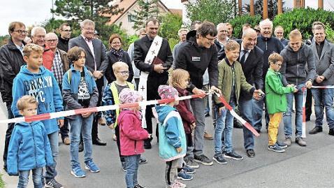 Schlüsselfelds Bürgermeister Johannes Krapp (5. v. r. neben stellvertretendem Landrat Johann Pfister) und Planer Georg Schreiber durchschnitten bei der Einweihung das Band. Foto: Evi Seeger