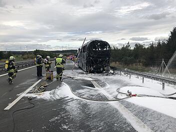 Bus brennt aus: 40 Leute können sich vor den Flammen retten