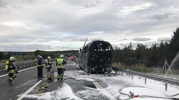 Bus brennt aus: 40 Leute können sich vor den Flammen retten
