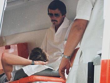 Ubert Engelhardt in einem Krankentransportwagen in den 90er Jahren.