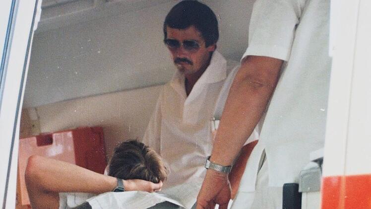 Ubert Engelhardt in einem Krankentransportwagen in den 90er Jahren.