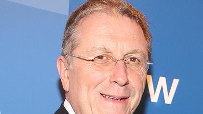 Henry Schramm wird  der Ehrentitel "Altoberb&uuml;rgermeister" verliehen.