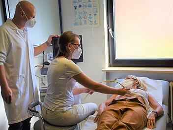 Coburg braucht neue Hausärzte - deshalb bildet Dr. Roman Pohl (links) Vera Heublein (Mitte) zur Allgemeinärztin aus und schaut ihr bei der Betreuung der Patienten über die Schulter.