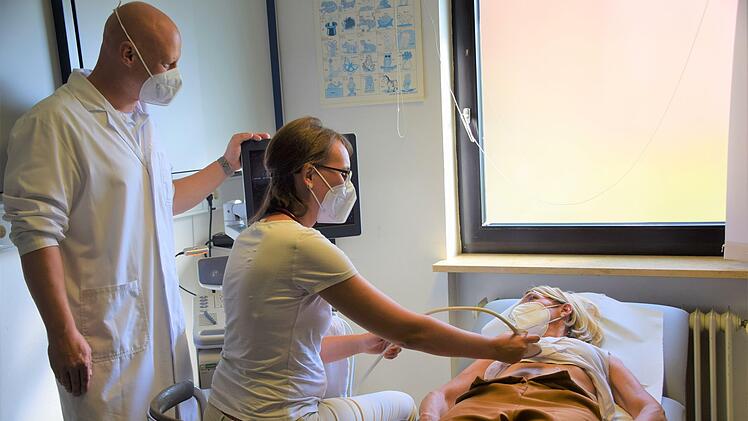 Coburg braucht neue Hausärzte - deshalb bildet Dr. Roman Pohl (links) Vera Heublein (Mitte) zur Allgemeinärztin aus und schaut ihr bei der Betreuung der Patienten über die Schulter.