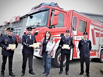 Kommandant Daniel Kohl (Lanzendorf), stellvertretender Kommandant Daniel Geißler (Himmelkron), Marktleiterin Katja Ott, Kommandant Markus Matussek und stellvertretender Kommandant Markus Tischhöfer (beide Gössenreuth, von links) bei der Spendenübergabe