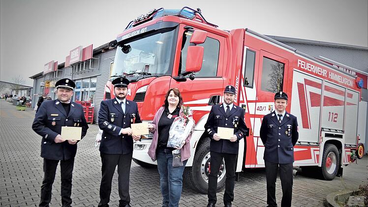 Kommandant Daniel Kohl (Lanzendorf), stellvertretender Kommandant Daniel Geißler (Himmelkron), Marktleiterin Katja Ott, Kommandant Markus Matussek und stellvertretender Kommandant Markus Tischhöfer (beide Gössenreuth, von links) bei der Spendenübergabe