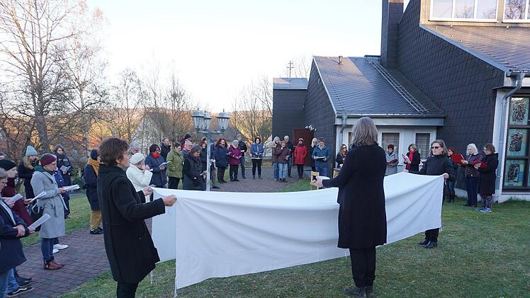 All In: Beginn der österlicher Feier am Tisch des Herrn mit einer symbolhaften Darstellung des letzten Abendmahls. Die Teilnehmer wurden zum Teilhabenden.Foto: Marion Eckert