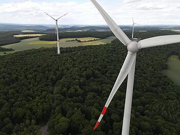 Die drei Windräder oberhalb von Sulzthal drehen sich bereits und speisen Strom ins Netz ein. Hier ein Luftbild von den drei Windrädern, im Hintergrund links der Einforst, dahinter der Euerdorfer Haarberg und rechts die Weinberge von Wirmsthal und ...