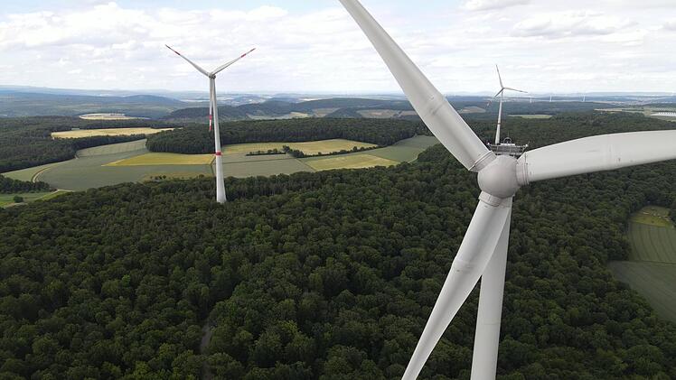 Die drei Windräder oberhalb von Sulzthal drehen sich bereits und speisen Strom ins Netz ein. Hier ein Luftbild von den drei Windrädern, im Hintergrund links der Einforst, dahinter der Euerdorfer Haarberg und rechts die Weinberge von Wirmsthal und ...