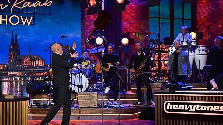Stefan Raab und ein Bandmitglied werfen die Gitarre hin und her. Mit dem letzten Wurf hatte der Moderator allerdings nicht mehr gerechnet.