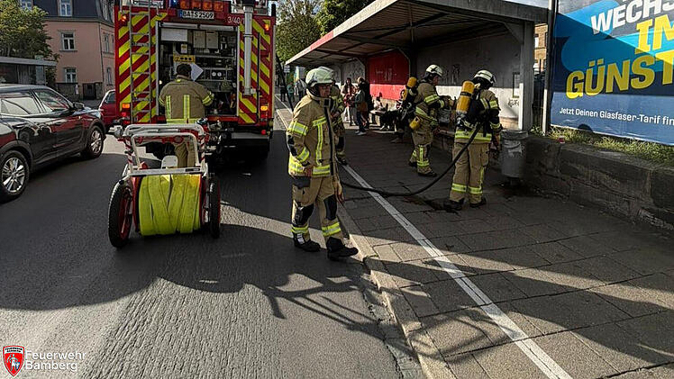 Brandeinsatz an Bamberger Bushaltestelle: Feuerwehr muss M&uuml;lleimer l&ouml;schen