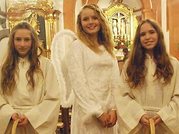 Das Christkind Linda Kachelmann mit seinen Engeln Elisa Postl und Sandra Brell. Fotos: Elisabeth Assmann