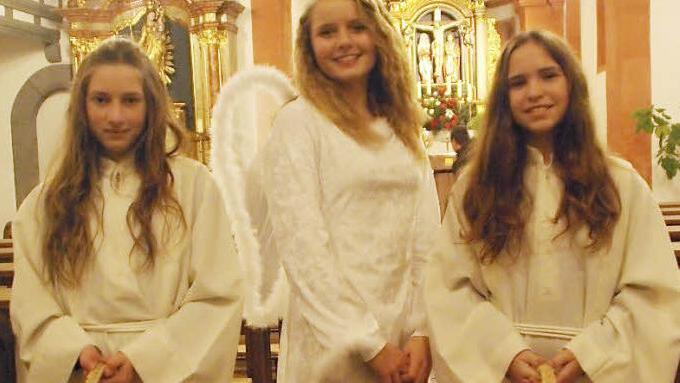 Das Christkind Linda Kachelmann mit seinen Engeln Elisa Postl und Sandra Brell. Fotos: Elisabeth Assmann