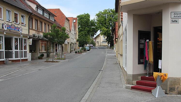 Wunschdenken: So frei sieht man die Kapellenstraße selten. Momentaufnahme vom Mittwochnachmittag. Das reizt zum Rasen, aber bei der Rechts-vor-links-Regelung ist das nicht so einfach möglich. Foto: Ralf Kestel