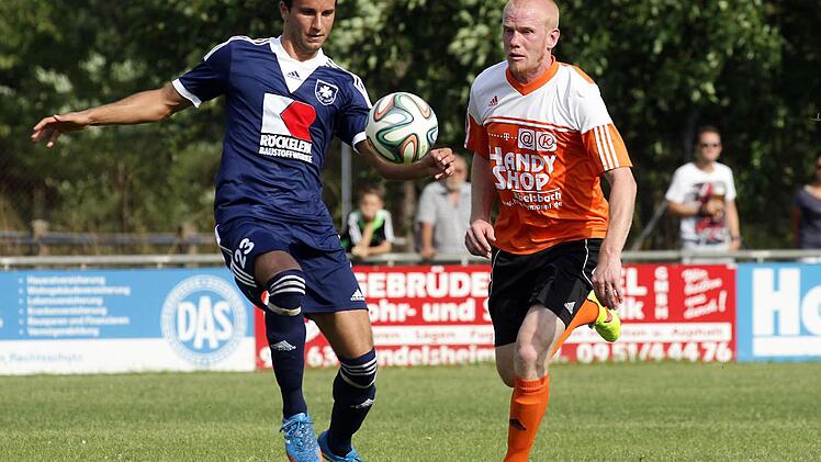 Duell um den Ball zwischen dem Ebinger Jan Dippold (links) und dem Oberhaider Patrick Jameson. Foto: sportpress