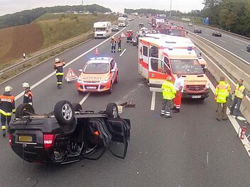 Auf der A3 bei Helmstadt hat am Samstag der Fahrer eines Wohnwagengespanns die Kontrolle verloren und sich mit seinem Pkw überschlagen. Foto: Berthold Diem