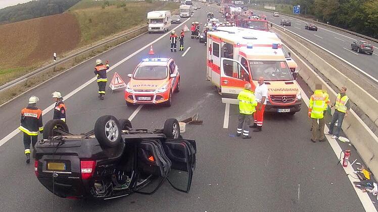 Auf der A3 bei Helmstadt hat am Samstag der Fahrer eines Wohnwagengespanns die Kontrolle verloren und sich mit seinem Pkw überschlagen. Foto: Berthold Diem