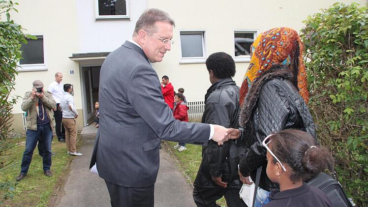 Hier geht's rein: Zwei Häuser am Hundsanger hat die Stadt für die Flüchtlinge hergerichtet.