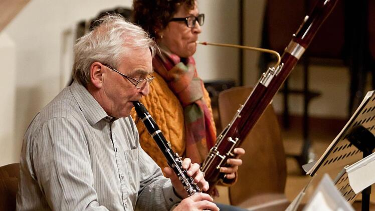 Unter Leitung von Hans Stähli probt das Orchester der "Musikfreunde Neustadt".Foto: Jochen Berger
