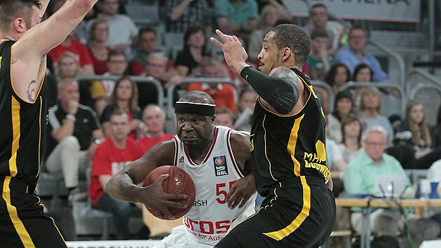 Dawan Robinson l&auml;sst sich auf dem Weg zum Korb von den beiden Ludwigsburgern Jon Brockman (l.) und John Little (r.) nicht stoppen. Fotos: sportpress