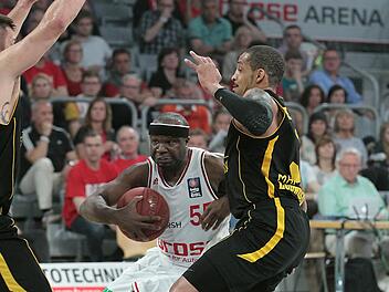 Dawan Robinson lässt sich auf dem Weg zum Korb von den beiden Ludwigsburgern Jon Brockman (l.) und John Little (r.) nicht stoppen. Fotos: sportpress