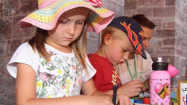 Milla Ramming bastelt ein Fledermausspiel. Auch Türme, in denen die Fledermäuse abhängen können, gibt es auf dem Spielplan.