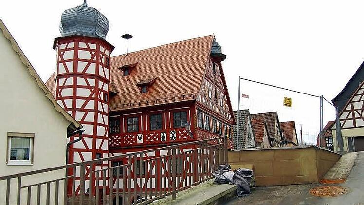 Die Mauer gegenüber dem Rathaus erhält ein Füllstabgeländer. Foto: Welz