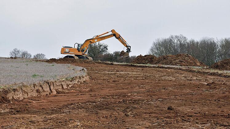 Mit den Arbeiten für die Straße "Am Bayergrund im neuen Baugebiet "Eichelberg III" in Gädheim wurde bereits begonnen.