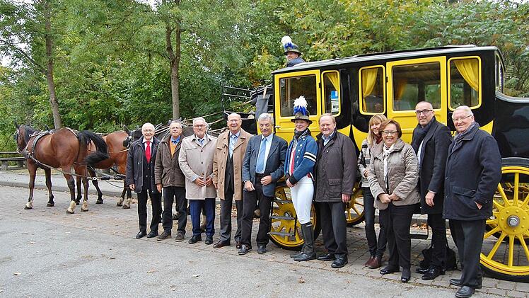 Ehrengäste, Freunde und Förderer verabschiedeten die Postkutsche in die Winterpause. Foto: Sigismund von Dobschütz