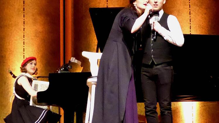 Les Accordés, das sind die Sopranistin Teresa Hoerl und der Countertenor Christophe sowie Yvonne Grünwald, die Akkordeon und Klavier auch gleichzeitig spielen kann. Foto: Gerhild Ahnert