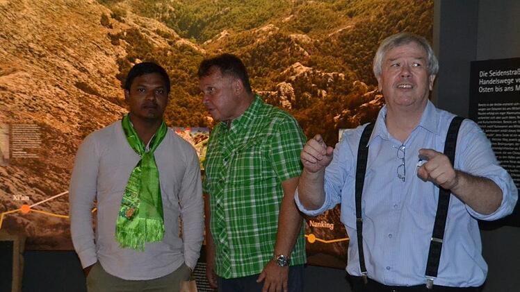 Raju Shrestha zeigte sich beeindruckt von der Führung durch das Deutsche Gewürzmuseum und ließ sich von Volker Seitter (Mitte) übersetzen, was Museumsführer Hans-Dieter Herold zu erzählen hatte.Uschi Prawitz