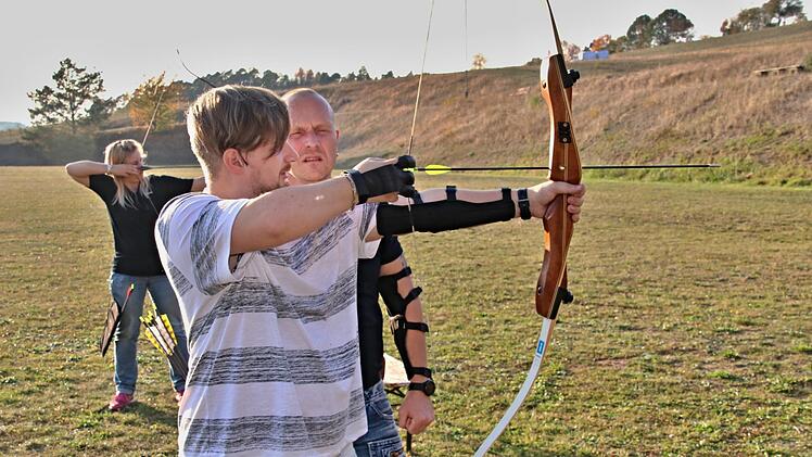 Übungsleiter Gerald Leidner (rechts)  schaut genau auf den "Bogenschützenfrischling". Helmut Will