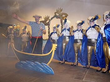 Nach Venedig entführten die Elferrätinnen und Sitzungspräsident Thorsten Leitsch das Publikum im Modloser Fasching.  Fotos: Marion Eckert