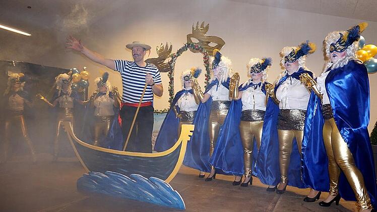 Nach Venedig entführten die Elferrätinnen und Sitzungspräsident Thorsten Leitsch das Publikum im Modloser Fasching.  Fotos: Marion Eckert