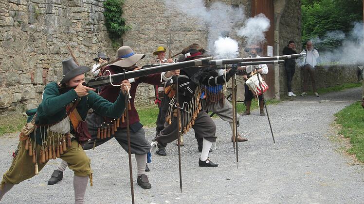 Musketiere in der Schlachtaufstellung. Jeder kann 15 Schuss abgeben.      Foto: Winfried Ehling