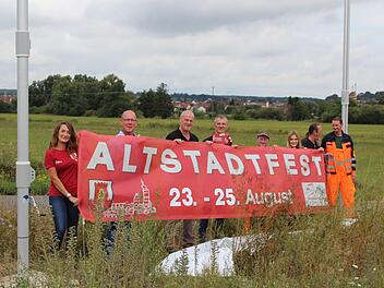 Diese Mitarbeiter der Stadtverwaltung sind mit den Vorbereitungen fürs Altstadtfest schwer beschäftigt.  Foto: Andreas Dorsch