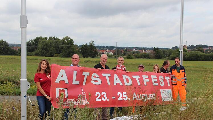 Diese Mitarbeiter der Stadtverwaltung sind mit den Vorbereitungen fürs Altstadtfest schwer beschäftigt.  Foto: Andreas Dorsch