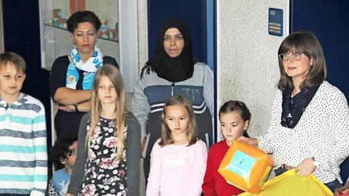 Mit Spiel und Spaß wurde am Mittwoch offiziell der Leseclub eröffnet, mit im Bild (rechts)die Leiterin des Leseclubs Annett Schlegel.