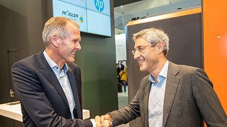 Per Handschlag besiegeln Stephan Rösler, Geschäftsführer der Rösler Oberflächentechnik GmbH (links), und Ramon Pastor, Interim Head of HP 3D Printing & Digital Manufacturing, die Kooperation der beiden Unternehmen.  Foto: Rösler GmbH