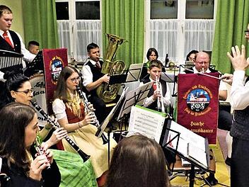Viel Applaus gab es für die "Haache Volksmusikanten" unter der Stabführung von Thomas Rauh bei ihrem nachweihnachtlichen Konzert. Foto: Gerd Fleischmann