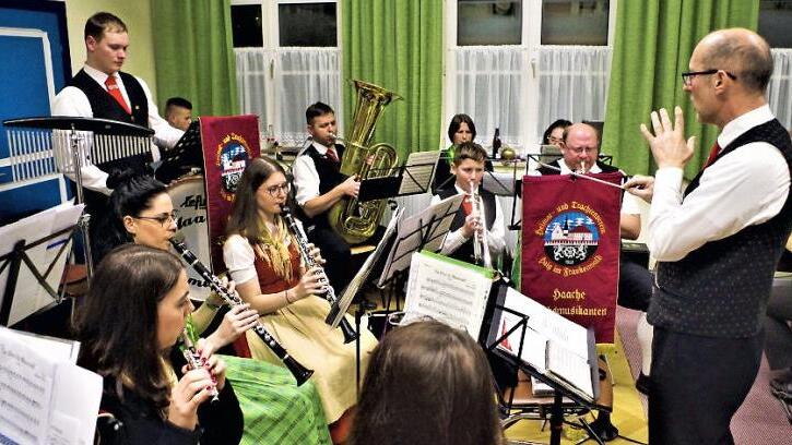 Viel Applaus gab es für die "Haache Volksmusikanten" unter der Stabführung von Thomas Rauh bei ihrem nachweihnachtlichen Konzert. Foto: Gerd Fleischmann