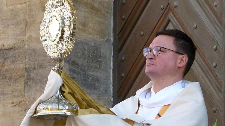 Pfarrer Matthias Bambynek verzichtet heuer auf den eucharistischen Segen.   Foto: Marion Krüger-Hundrup